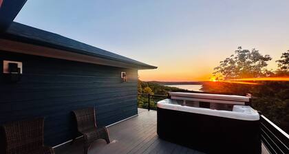 Stunning Brand New 4BR Lakeview Home with 8 person HotTub