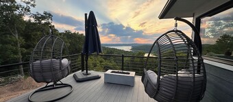 Stunning Brand New 4BR Lakeview Home with 8 person HotTub