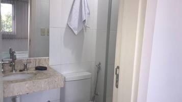 Suihku, pyyhkeet, saippua, vessapaperi