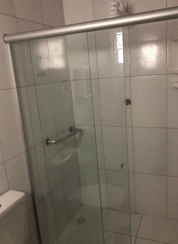 Een douche, handdoeken, toiletpapier