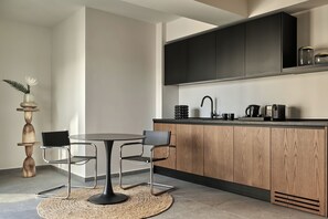 One Bedroom Suite with Balcony | Dapur kecil peribadi | Ketuhar gelombang mikro, pembancuh kopi espreso, pembancuh kopi/teh
