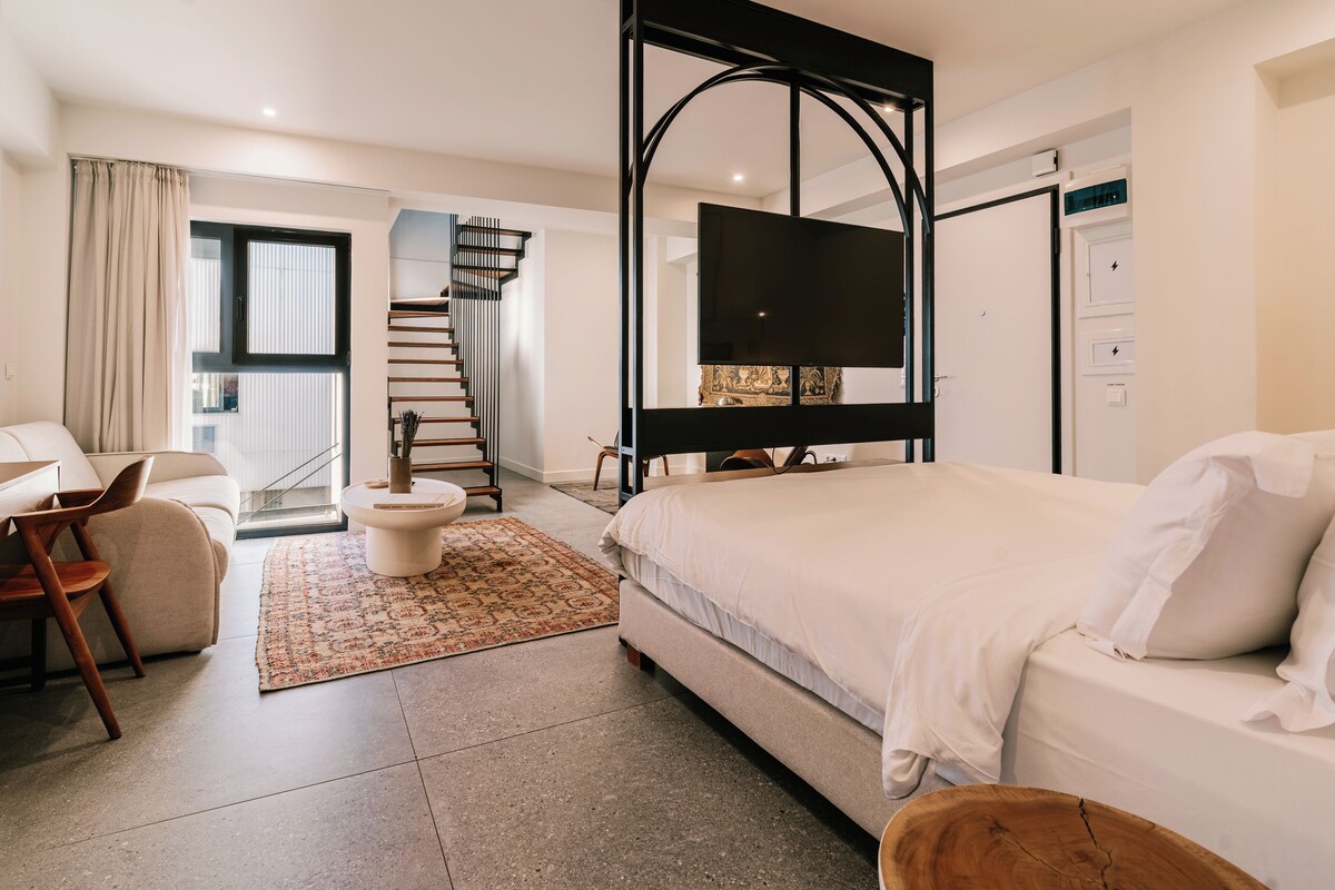 Acropolis Outdoor Jacuzzi Penthouse | Hypo-allergenic bedding available, minibar, in-room safe, desk