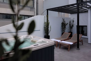 Outdoor Jacuzzi Suite | 露台/庭院