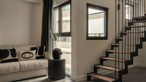 Acropolis Outdoor Jacuzzi Penthouse | Vardagsrum | 55-tums smart-tv med digitalkanaler