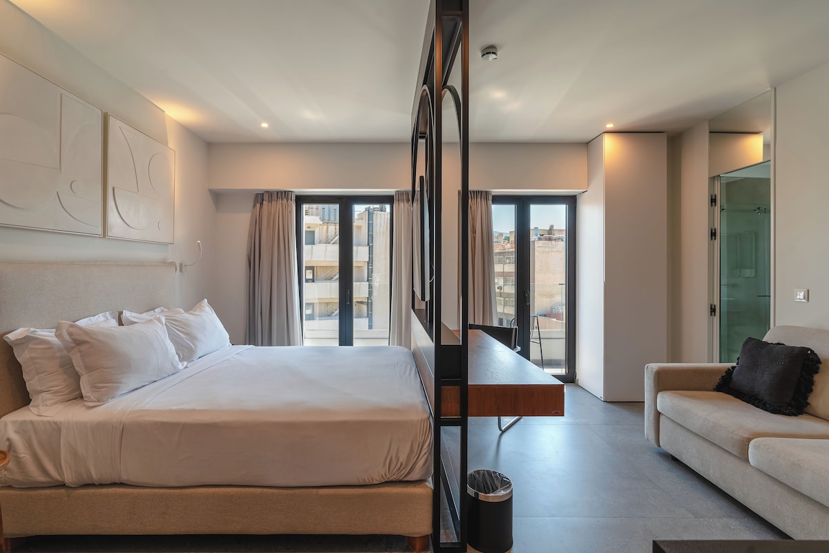 Deluxe King Room with Balcony | Hypo-allergenic bedding available, minibar, in-room safe, desk