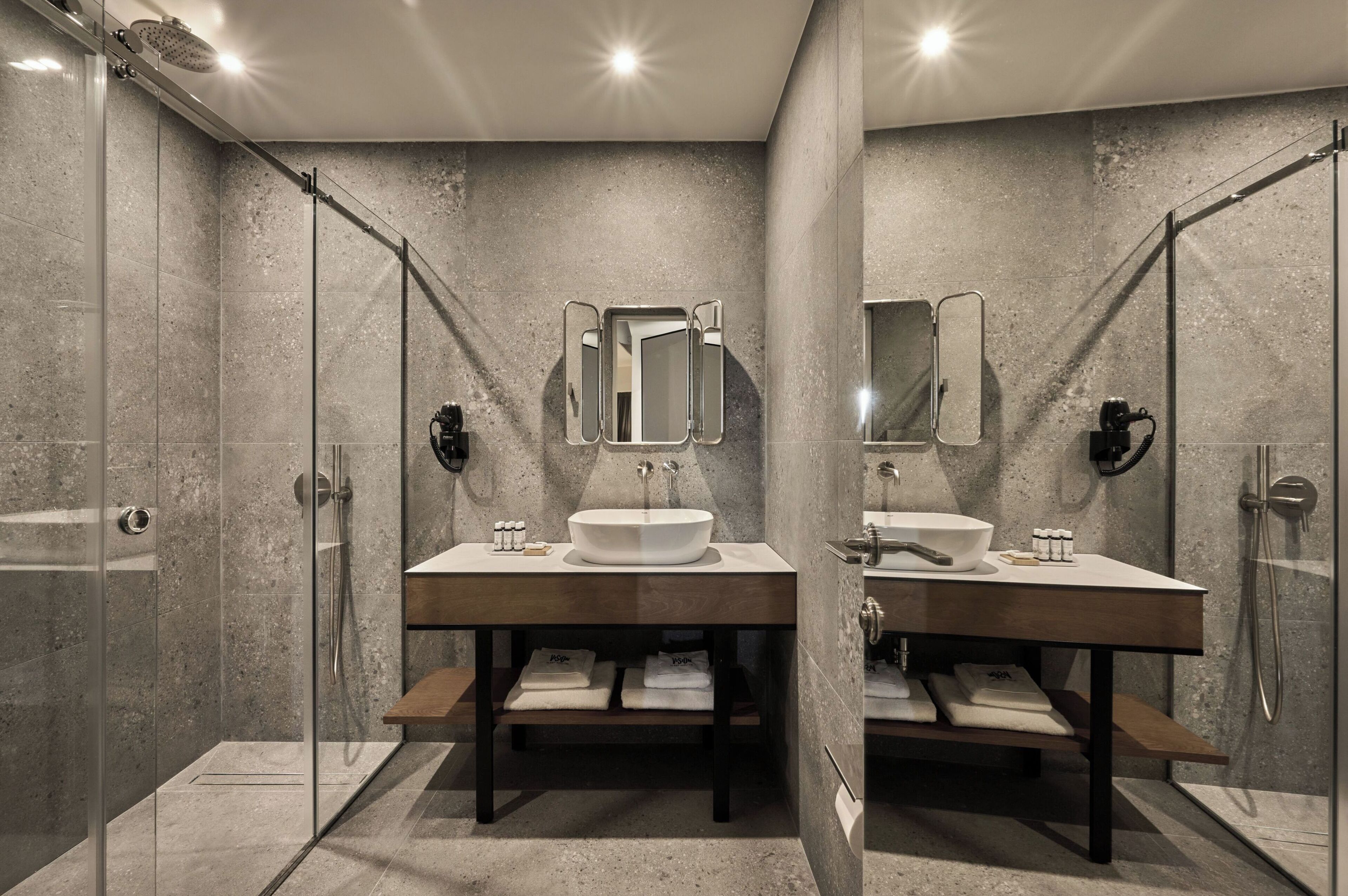 Deluxe King Room with Balcony | Bathroom | Shower, towels, soap, shampoo
