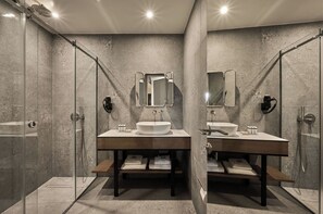 Deluxe King Room with Balcony | Bathroom | Shower, towels, soap, shampoo - Fos (Athens)
