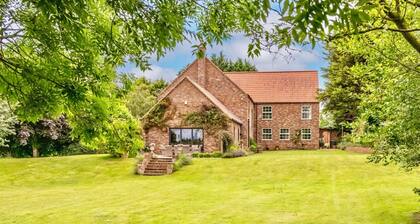 5 Bedrooms,Sleeps 10,3.5 Bathrooms, 5 Toilets.Nestled in the Lincolnshire Wolds.