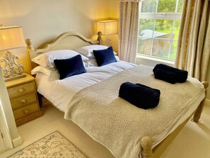 5 عدّة غرف نوم ومكتب ومكواة/لوح كي وسرير سفر