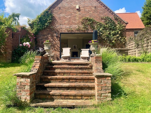 5 Bedrooms,Sleeps 10,3.5 Bathrooms, 5 Toilets.Nestled in the Lincolnshire Wolds.