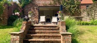 5 Bedrooms,Sleeps 10,3.5 Bathrooms, 5 Toilets.Nestled in the Lincolnshire Wolds.