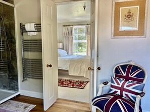 5 bedrooms, desk, iron/ironing board, travel cot