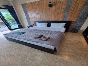 مكتب ومساحة عمل للكمبيوتر المحمول وواي فاي مجانًا وملاءات أسرّة