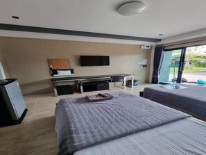 Escritorio, espacio para trabajar con laptop y wifi gratis 