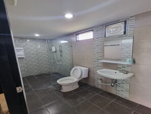 Deluxe Twin kamer | Badkamer | Een douche, handdoeken, toiletpapier