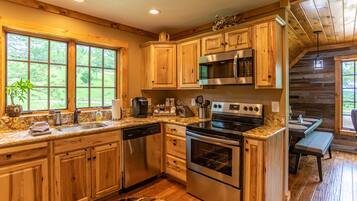 Kabin, 1 Tempat Tidur King, patio, pemandangan gunung (Deerview Cottage at Eagles Nest) | Dapur pribadi | Mesin pembuat kopi/teh