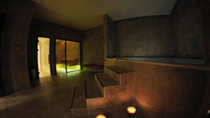 Salas de tratamiento para parejas, un sauna, baño turco