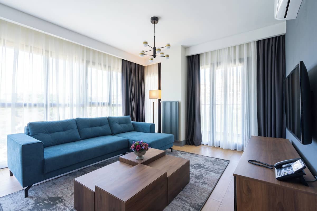 Appartamento Superior, 1 camera da letto | Una scrivania, tende oscuranti, insonorizzazione, ferro/asse da stiro