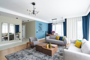 Leilighet – superior, 2 soverom | Skrivebord, blendingsgardiner, lydisolert og strykejern/-brett