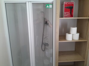 Kabin | Kamar mandi | Shower, pengering rambut, dan handuk
