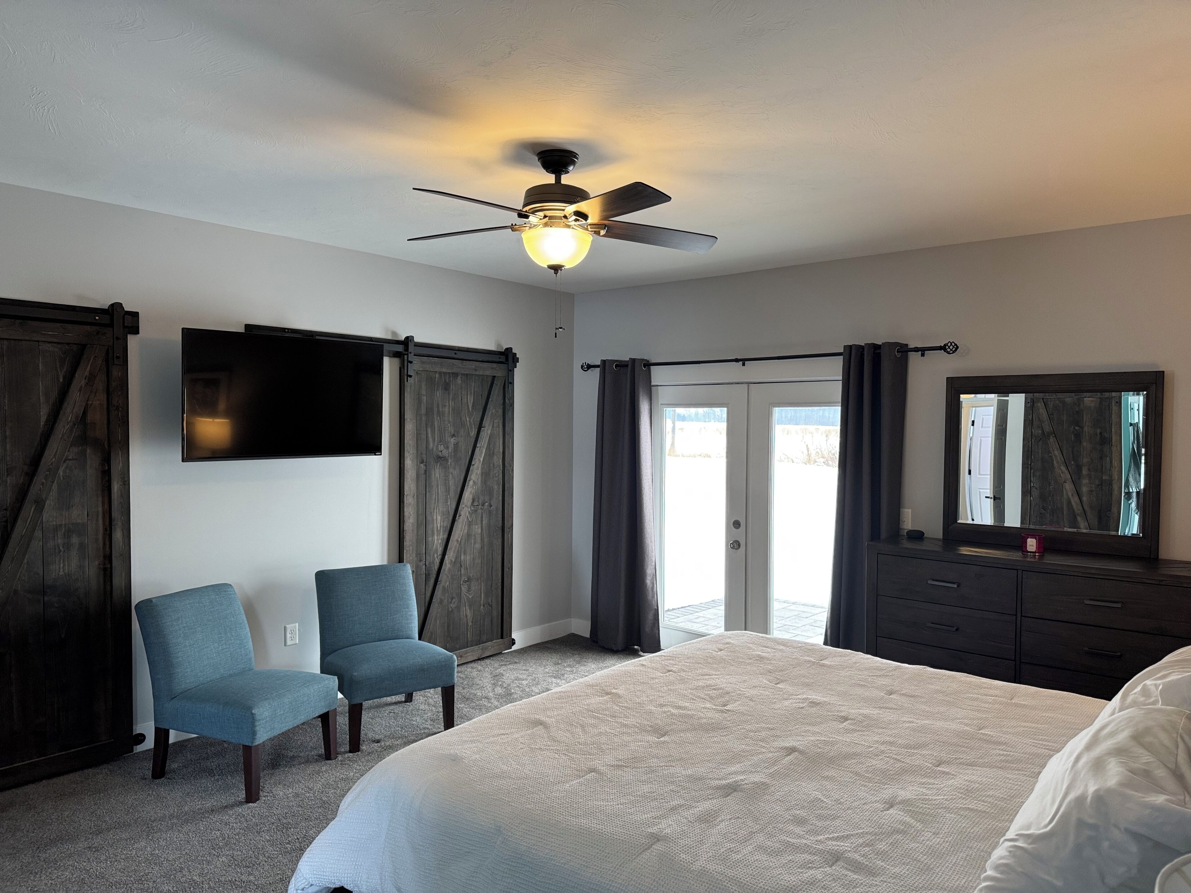 2 slaapkamers, een bureau, een strijkplank/strijkijzer, gratis wifi