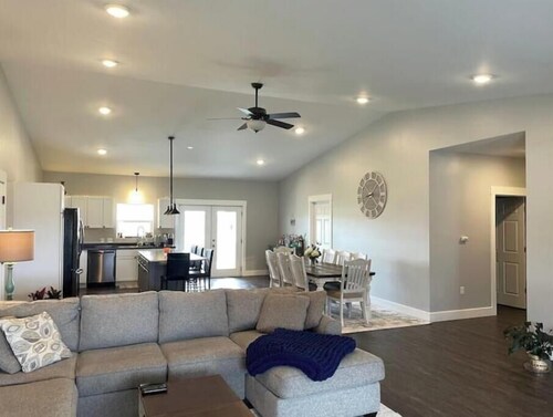 Charming 2 Bedroom Home with Hot Tub and Fire Pit