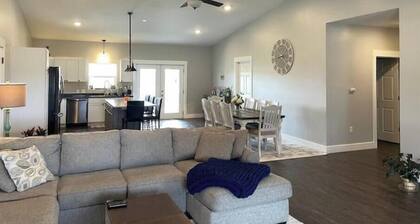 Charming 2 Bedroom Home with Hot Tub and Fire Pit