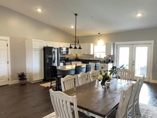 Charming 2 Bedroom Home with Hot Tub and Fire Pit