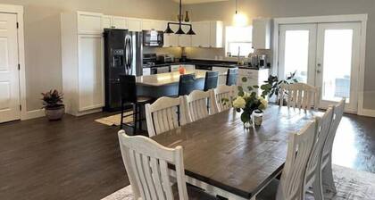 Charming 2 Bedroom Home with Hot Tub and Fire Pit