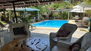 Una piscina al aire libre