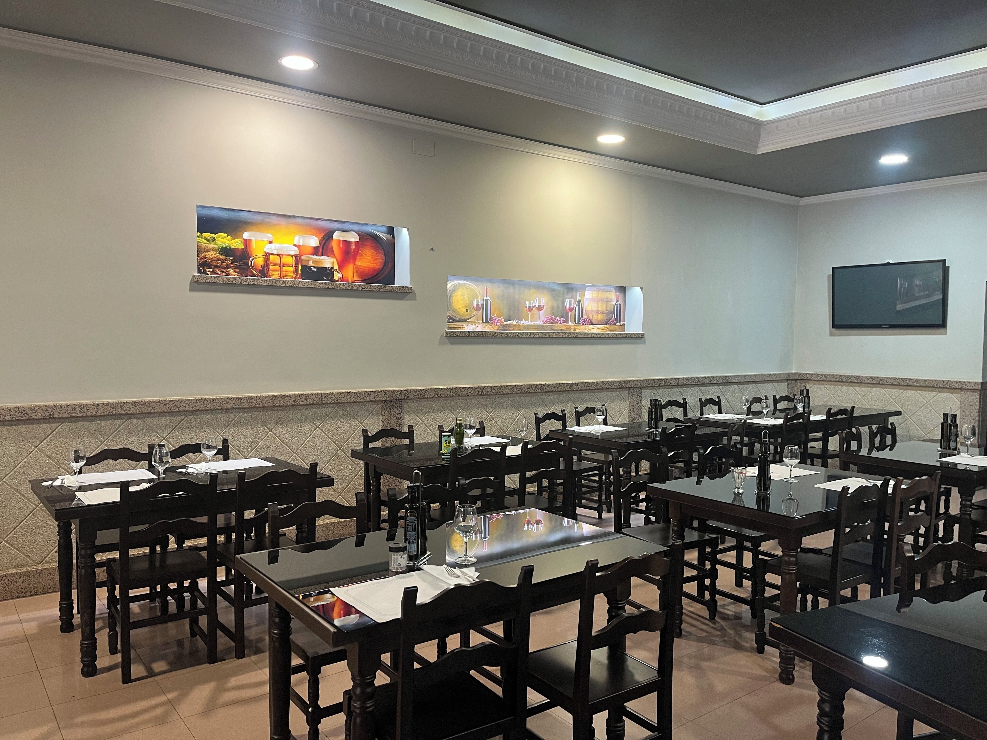 供應早餐、午餐及晚餐