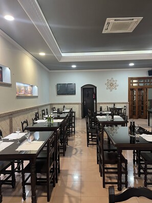 Breakfast, lunch and dinner served - San Roque (Verín)