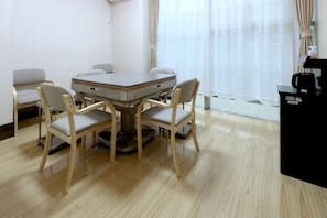 A room with a round table and six chairs, a scale, and a coffee machine. - Naerdasi Hotel (Nanjing)
