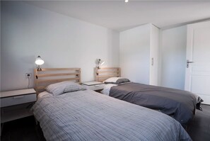 4 habitaciones, tabla de planchar con plancha y cuna de viaje