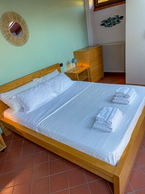 1 dormitorio, escritorio, wifi gratis y ropa de cama