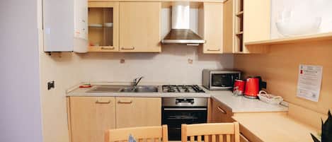 Réfrigérateur, four, plaque de cuisson, cafetière/bouilloire