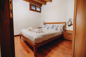 Fer et planche à repasser, lit parapluie, Wi-Fi gratuit, draps fournis