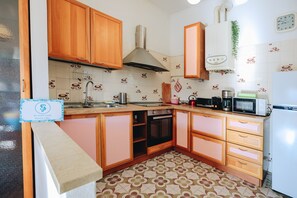 Frigorífic, microones, forn i placa de cuina 