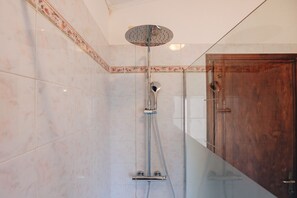 Regadera, secadora de cabello, batas, bidet 