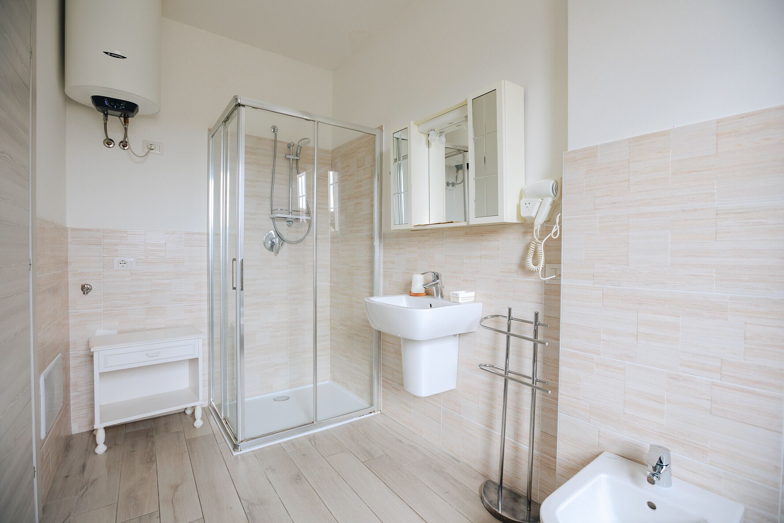 Dusche, Bademäntel, Handtücher, Toilettenpapier