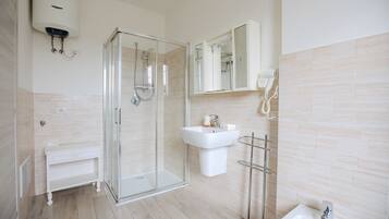 Dusche, Bademäntel, Handtücher, Toilettenpapier