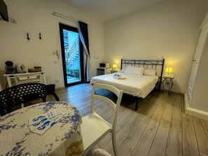 1 dormitorio, escritorio, wifi gratis y ropa de cama