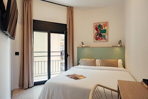 Standaard tweepersoonskamer, balkon | Een bureau, een laptopwerkplek, gratis wifi, beddengoed