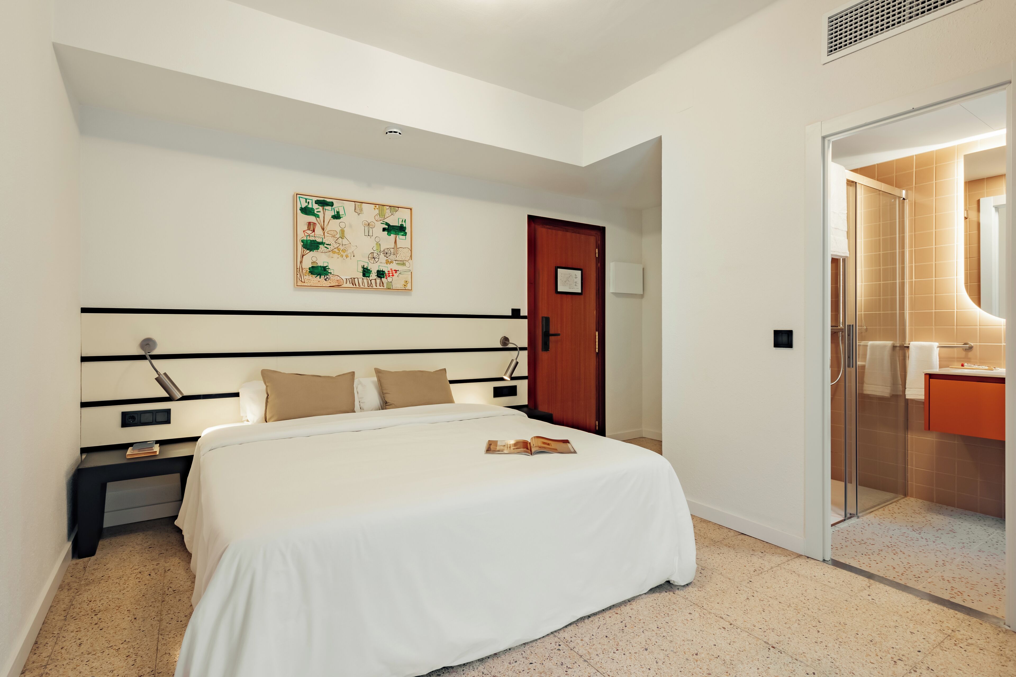 Minibar, desk, laptop workspace, travel crib