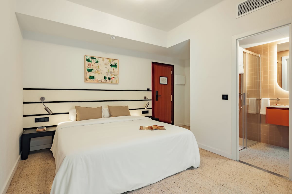 Minibar, desk, laptop workspace, travel cot