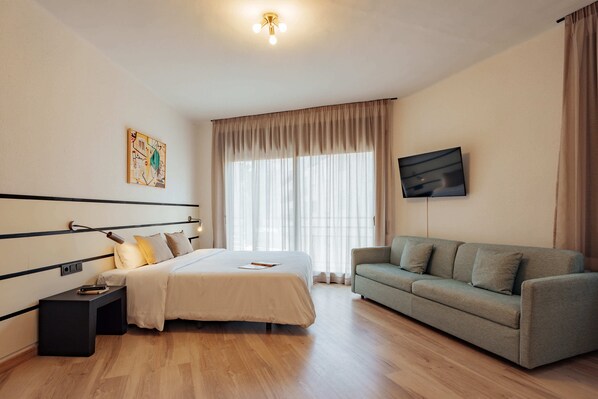 ห้องสแตนดาร์ดส��ำหรับสี่ท่าน, ระเบียง | โต๊ะทำงาน, พื้นที่ทำงานแบบใช้แล็ปท็อป, Wi-Fi ฟรี, ผ้าปูที่นอน