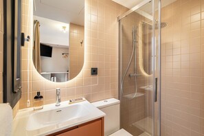 Deluxe Single Room, Patio | Bathroom | Shower, hair dryer, towels, soap - Hotel Robson (Lloret de Mar)