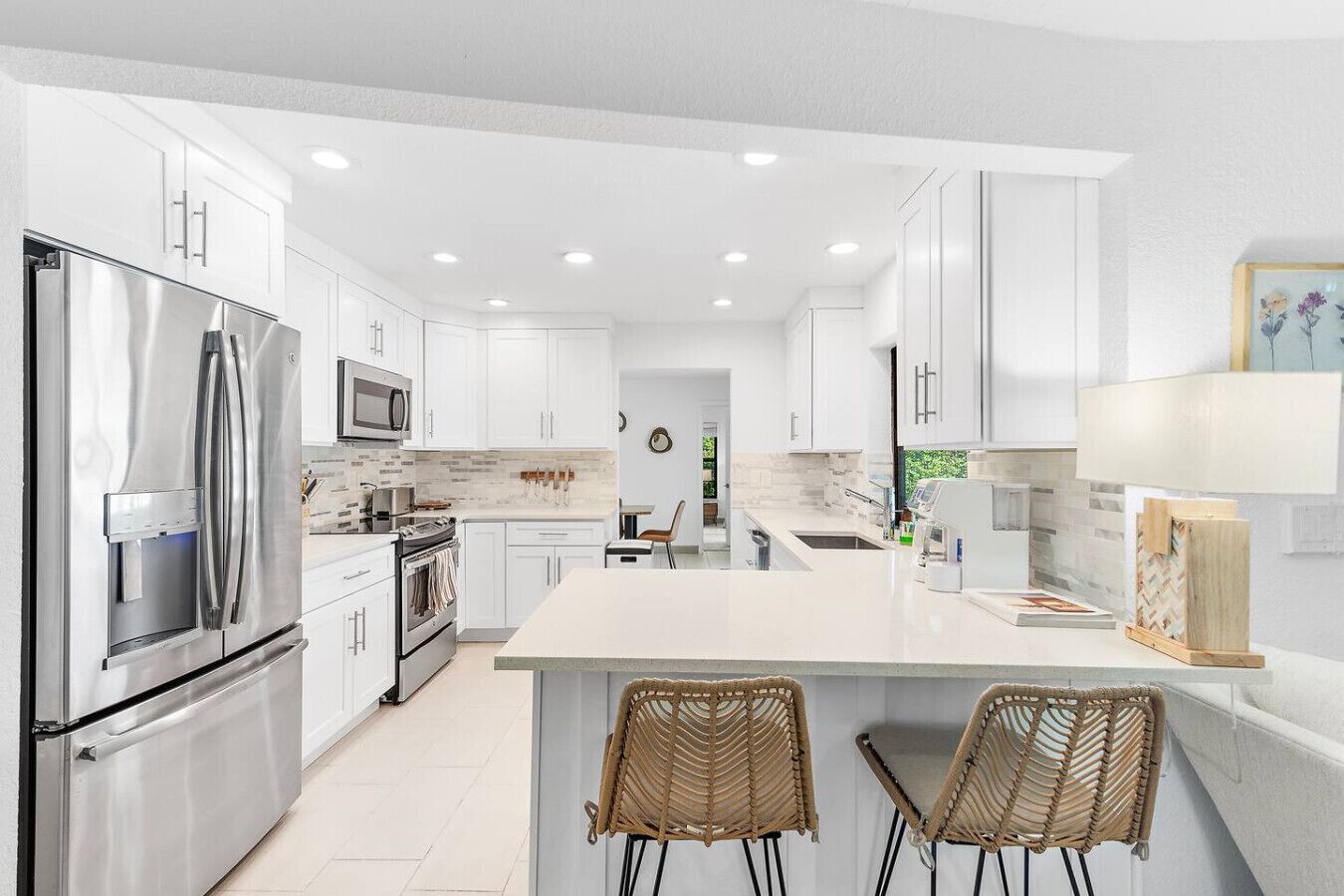 冷蔵庫、電子レンジ、オーブン、コンロ