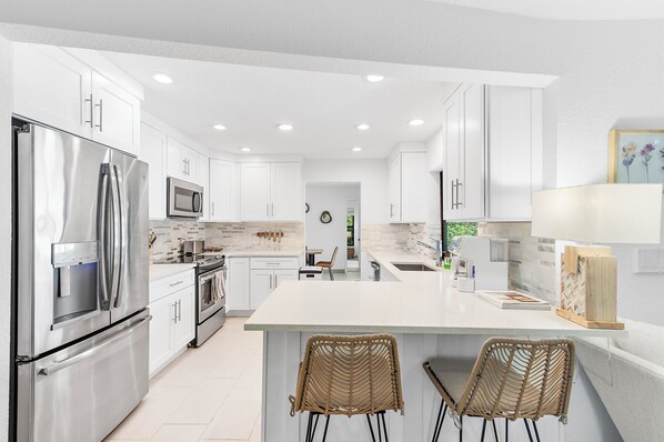 Fridge, microwave, oven, stovetop - Delray Beach Pool/Spa/Putting Green. Minutes to Beach and Atlantic Ave. (Delray Beach)