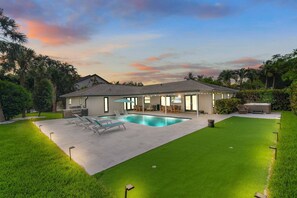Outdoor pool, a heated pool - Delray Beach Pool/Spa/Putting Green. Minutes to Beach and Atlantic Ave. (Delray Beach)